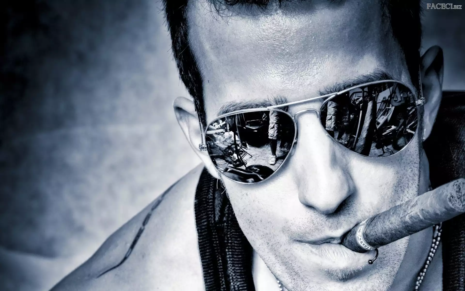 Cygaro, Facet, Okulary